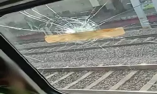 Mumbai : कोयना एक्सप्रेस और साईंनगर शिरडी एक्सप्रेस ट्रेनों पर पथराव में एक यात्री की आंख में चोट आई