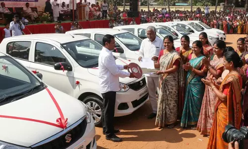 Odisha : सरकार रोजगार बढ़ाने के लिए नई योजना के तहत महिलाओं को कार देगी Odisha : सरकार रोजगार बढ़ाने के लिए नई योजना के तहत महिलाओं को कार देगी