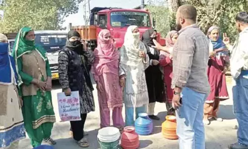 हंदवाड़ा में मावर निवासियों ने जल शक्ति विभाग के खिलाफ प्रदर्शन किया हंदवाड़ा में मावर निवासियों ने जल शक्ति विभाग के खिलाफ प्रदर्शन किया