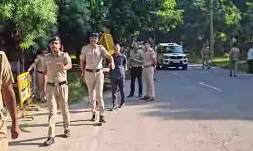 IPS अधिकारी की आत्महत्या पर बवाल, घर के बाहर पुलिस तैनात IPS अधिकारी की आत्महत्या पर बवाल, घर के बाहर पुलिस तैनात