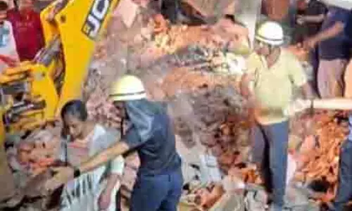 Gujarat: भावनगर में तीन मंजिला इमारत ढहने से तीन लोगों को बचाया गया Gujarat: भावनगर में तीन मंजिला इमारत ढहने से तीन लोगों को बचाया गया