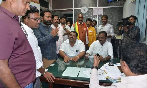 कर्मचारी गायब; नगरपालिका कार्यालय की घेराबंदी