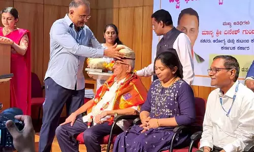 Bailhangala : अनिलकुमार इंचला ने सर्वश्रेष्ठ फार्मासिस्ट का पुरस्कार जीता Bailhangala : अनिलकुमार इंचला ने सर्वश्रेष्ठ फार्मासिस्ट का पुरस्कार जीता