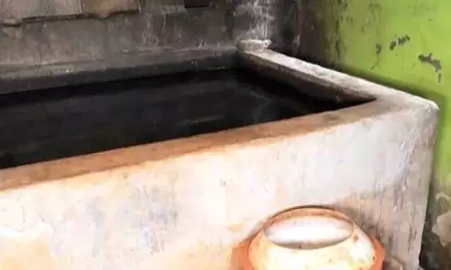 Bhubaneswar में अवैध शराब यूनिट का खुलासा, गुप्त कमरे से मिले सबूत