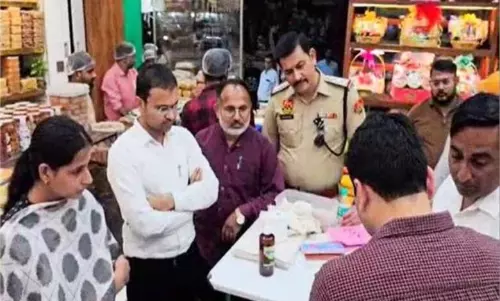 Yamunanagar: मिलावटी मिठाइयों पर रोक के लिए यमुनानगर में प्रशासन की बड़ी कार्रवाई Yamunanagar: मिलावटी मिठाइयों पर रोक के लिए यमुनानगर में प्रशासन की बड़ी कार्रवाई