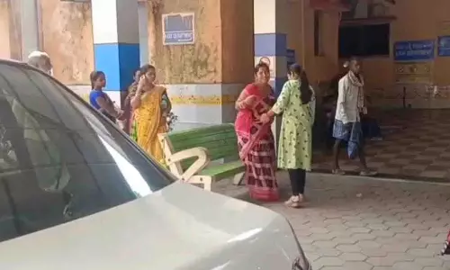 ड्राइविंग के दौरान दिल का दौरा, व्यक्ति की मौत मां-बेटी की जान बची