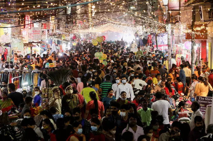 Bareilly: दिवाली मेले में लोगों की भारी भीड़, पारंपरिक सामानों की लगी कतारें Bareilly: दिवाली मेले में लोगों की भारी भीड़, पारंपरिक सामानों की लगी कतारें