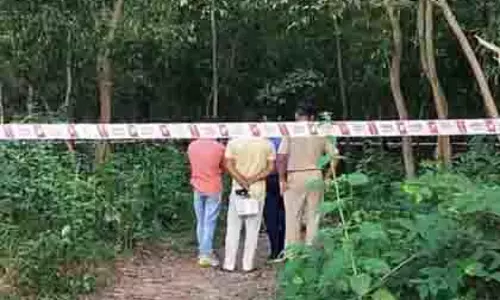 Durgapur गैंगरेप केस: पुलिस ने जांच के लिए आरोपियों को घटनास्थल पर ले जाया Durgapur गैंगरेप केस: पुलिस ने जांच के लिए आरोपियों को घटनास्थल पर ले जाया
