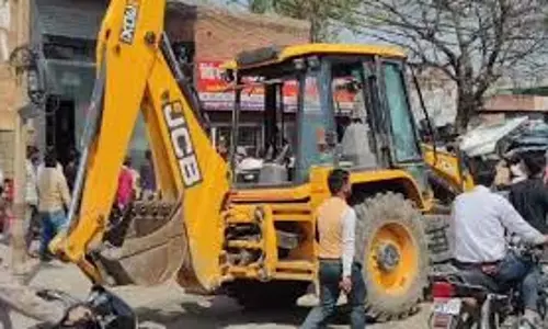 Bareilly: अतिक्रमण पर निगम सख्त, दुकानों के बाहर का सामान जब्त Bareilly: अतिक्रमण पर निगम सख्त, दुकानों के बाहर का सामान जब्त