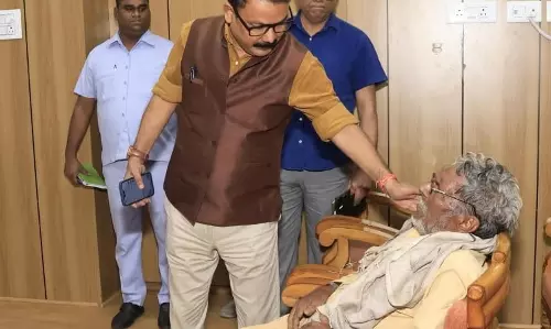 Bareilly: डीएम ने समय रहते बुजुर्ग को भेजा अस्पताल, जनता दर्शन में हड़कंप