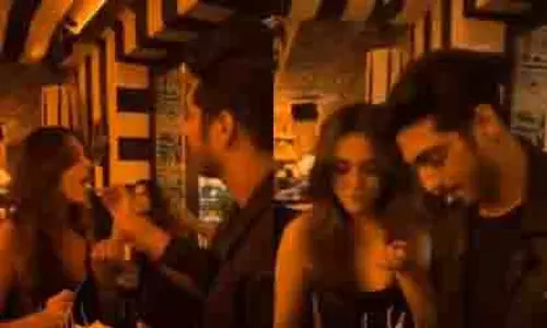 Saiyyara स्टार अहान पांडे ने अनीत पड्डा को उनके जन्मदिन पर केक खिलाया