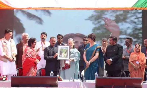 Himachal BJP ने चुनावी वादों पर चुप्पी के लिए सोनिया गांधी और प्रियंका की आलोचना की Himachal BJP ने चुनावी वादों पर चुप्पी के लिए सोनिया गांधी और प्रियंका की आलोचना की