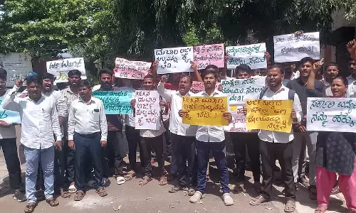 महंगी आवेदन फीस माफ करने की मांग: नौकरी चाहने वालों का विरोध प्रदर्शन महंगी आवेदन फीस माफ करने की मांग: नौकरी चाहने वालों का विरोध प्रदर्शन