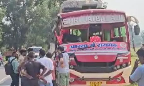 बस से टक्कर के बाद पुल से गिरा हाइवा, ड्राइवर की मौत