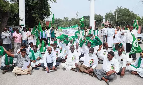 Raichur : फसल नुकसान के मुआवजे की मांग को लेकर किसान संघ के कार्यकर्ताओं का प्रदर्शन Raichur : फसल नुकसान के मुआवजे की मांग को लेकर किसान संघ के कार्यकर्ताओं का प्रदर्शन