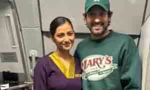 Vikrant Massey के साथ फ्लाइट अटेंडेंट का भावुक फैन मोमेंट वायरल Vikrant Massey के साथ फ्लाइट अटेंडेंट का भावुक फैन मोमेंट वायरल
