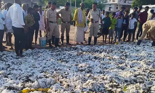 Karnataka : बिजली की चिंगारी से कपास में आग लग गई Karnataka : बिजली की चिंगारी से कपास में आग लग गई