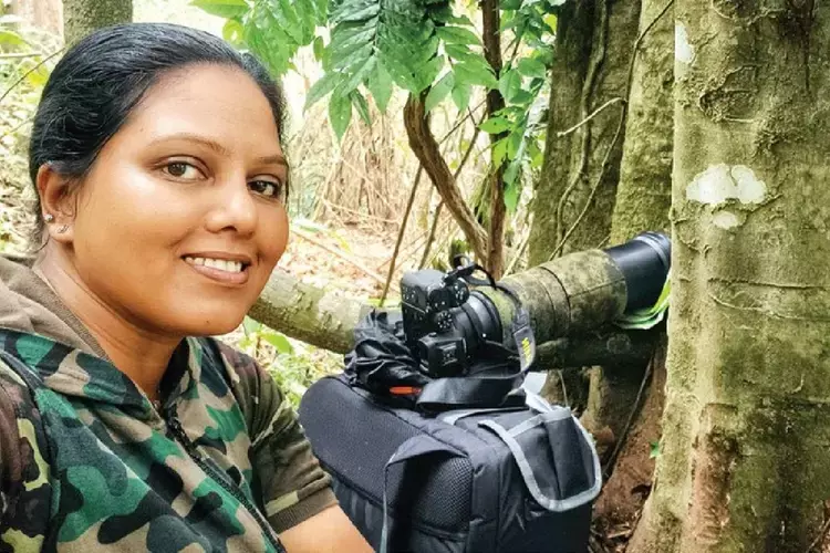 बिस्मी विल्स से मिलिए Kerala की वन अधिकारी जो जंगल पर नज़र रखती हैं