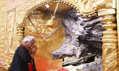 Katra: वैष्णो देवी मंदिर में उपराज्यपाल सिन्हा ने अर्चना की Katra: वैष्णो देवी मंदिर में उपराज्यपाल सिन्हा ने अर्चना की