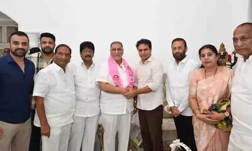 जुबली हिल्स उपचुनाव से पहले वरिष्ठ कांग्रेस नेता अली मस्काती, शकीला रेड्डी BRS में शामिल हुए