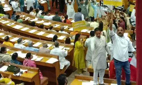 New Delhi: एमटीएस कर्मचारियों के हित में एमसीडी में विपक्ष ने मचाया हंगामा New Delhi: एमटीएस कर्मचारियों के हित में एमसीडी में विपक्ष ने मचाया हंगामा