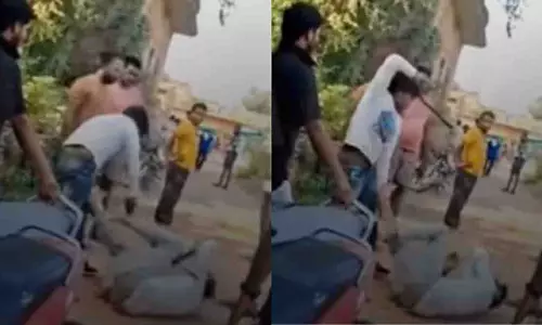 Jhansi में एक व्यक्ति ने युवक को पत्नी का प्रेमी समझकर बेल्ट से पीटा Jhansi में एक व्यक्ति ने युवक को पत्नी का प्रेमी समझकर बेल्ट से पीटा