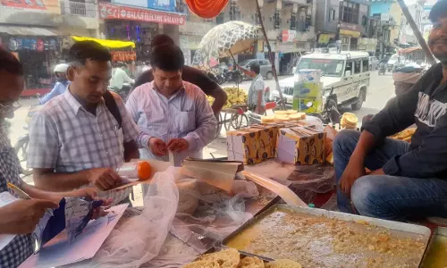 खाद्य सुरक्षा टीम ने शहर में जगह-जगह जांच की, नोटिस थमाए और खराब सामग्री नष्ट