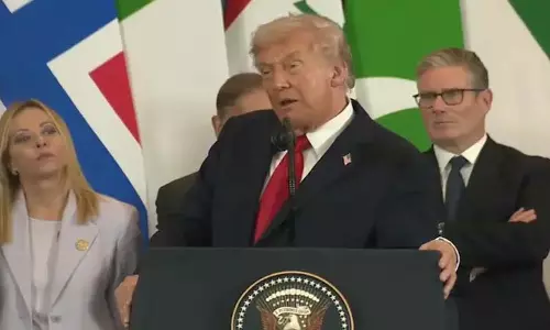 Trump ने गाजा शांति वार्ता में इतालवी पीएम मेलोनी को खूबसूरत युवती कहा