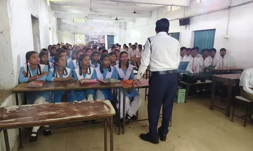 रायगढ़ यातायात पुलिस ने कांटाहरदी स्कूल के बच्चों को दी ट्रैफिक नियमों की जानकारी रायगढ़ यातायात पुलिस ने कांटाहरदी स्कूल के बच्चों को दी ट्रैफिक नियमों की जानकारी
