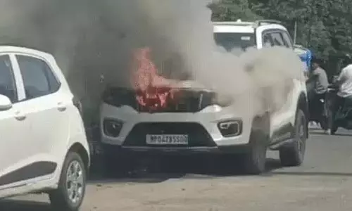 Bhopal : बंसल अस्पताल के पास खड़ी कार में लगी आग Bhopal : बंसल अस्पताल के पास खड़ी कार में लगी आग