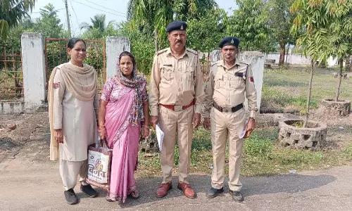 CG BREAKING: उपसरपंच की पत्नी अवैध शराब बेचते गिरफ्तार CG BREAKING: उपसरपंच की पत्नी अवैध शराब बेचते गिरफ्तार