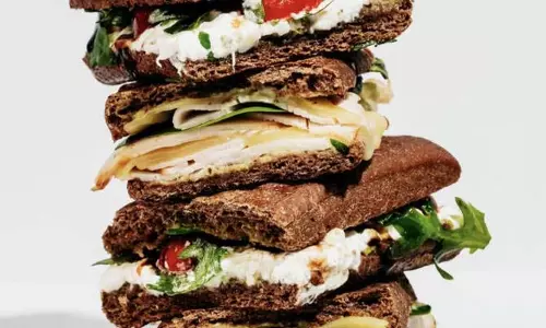 अलखोबार में ए-टू-पी Sandwich शॉप की सैर अलखोबार में ए-टू-पी Sandwich शॉप की सैर
