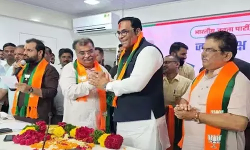 वैभव खेडेकर बीजेपी में शामिल, MNS को लगा झटका! वैभव खेडेकर बीजेपी में शामिल, MNS को लगा झटका!