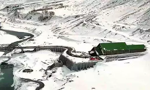 Manali में बर्फबारी से पर्यटक आकर्षित, पैराग्लाइडिंग और रिवर राफ्टिंग का चलन जोरों पर Manali में बर्फबारी से पर्यटक आकर्षित, पैराग्लाइडिंग और रिवर राफ्टिंग का चलन जोरों पर