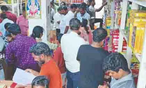 Delhi में बढ़ी पटाखों की मांग, शिवकाशी व्यापारियों की रौनक बढ़ी