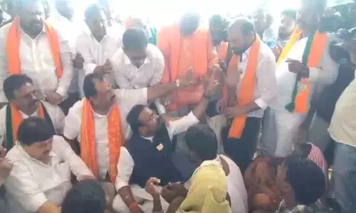 सांत्वना देने गए भाजपा नेताओं ने बंदियों को कोसा सांत्वना देने गए भाजपा नेताओं ने बंदियों को कोसा