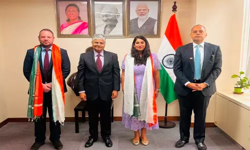 चीनी स्कूल में हिंदी शिक्षण शुरू होने पर भारतीय राजदूतों ने शिक्षक को किया सम्मानित चीनी स्कूल में हिंदी शिक्षण शुरू होने पर भारतीय राजदूतों ने शिक्षक को किया सम्मानित