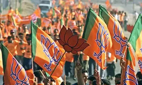 BJP प्रदेश अध्यक्ष के सामने दो नेताओं में बहस BJP प्रदेश अध्यक्ष के सामने दो नेताओं में बहस