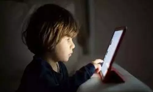 अत्यधिक Screen- Time से सिर्फ आँखें नहीं, पूरा शरीर प्रभावित!” अत्यधिक Screen- Time से सिर्फ आँखें नहीं, पूरा शरीर प्रभावित!”