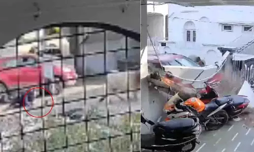 Dewas: 14 साल का बच्चा चला रहा था क्रेटा, दीवार से टकराई कार Dewas: 14 साल का बच्चा चला रहा था क्रेटा, दीवार से टकराई कार