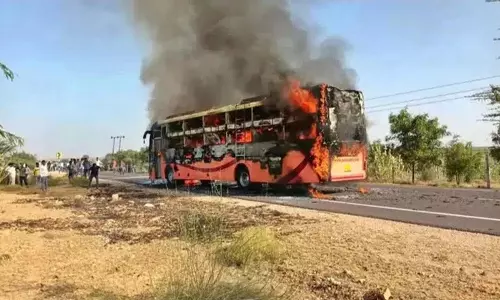 चलती बस में आग.. 12 यात्री जिंदा जले..!