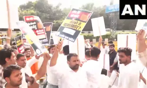Youth Congress ने RSS मुख्यालय के बाहर Kerala IT प्रोफेशनल की मौत पर प्रदर्शन किया Youth Congress ने RSS मुख्यालय के बाहर Kerala IT प्रोफेशनल की मौत पर प्रदर्शन किया