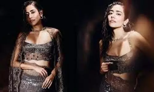 मनीष मल्होत्रा की दिवाली पार्टी में Shimmery Silver आउटफिट में जोनिता गांधी ने सबका ध्यान खींचा अपनी ओर मनीष मल्होत्रा की दिवाली पार्टी में Shimmery Silver आउटफिट में जोनिता गांधी ने सबका ध्यान खींचा अपनी ओर