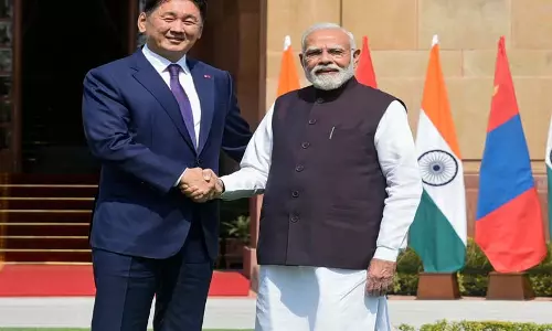 PM मोदी ने मंगोलिया राष्ट्रपति Khurelsukh का स्वागत किया PM मोदी ने मंगोलिया राष्ट्रपति Khurelsukh का स्वागत किया