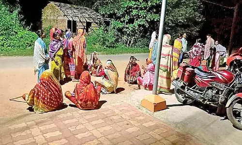 शराब की लत छुड़ाने में लोगों की मदद के लिए महिलाएं लाठी लेकर सड़कों पर पहरा दे रही