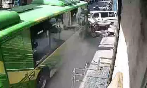 शाहदरा के विश्वास नगर में तेज रफ्तार DTC बस ने कई वाहनों को टक्कर मारी