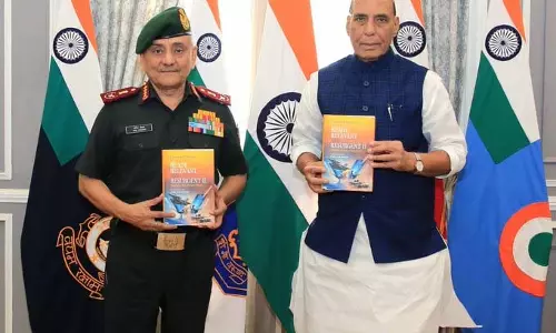 रक्षा मंत्री ने CDS की पुस्तक Ready, Relevant and Resurgent II जारी की रक्षा मंत्री ने CDS की पुस्तक Ready, Relevant and Resurgent II जारी की