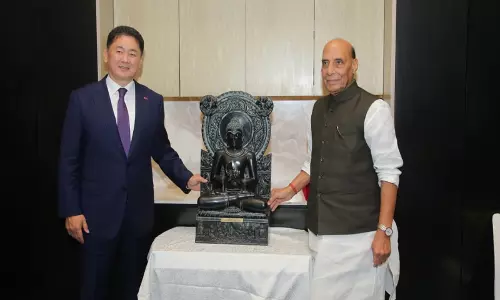 Rajnath Singh ने मंगोलियाई राष्ट्रपति को ‘खिचिंग स्टोन बुद्ध’ भेंट किया