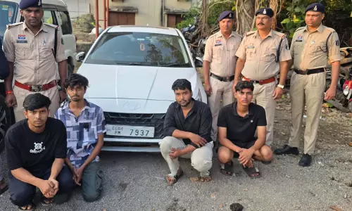 Raipur Breaking: कार में स्टंटबाजी करने वाले चार युवक गिरफ्तार Raipur Breaking: कार में स्टंटबाजी करने वाले चार युवक गिरफ्तार