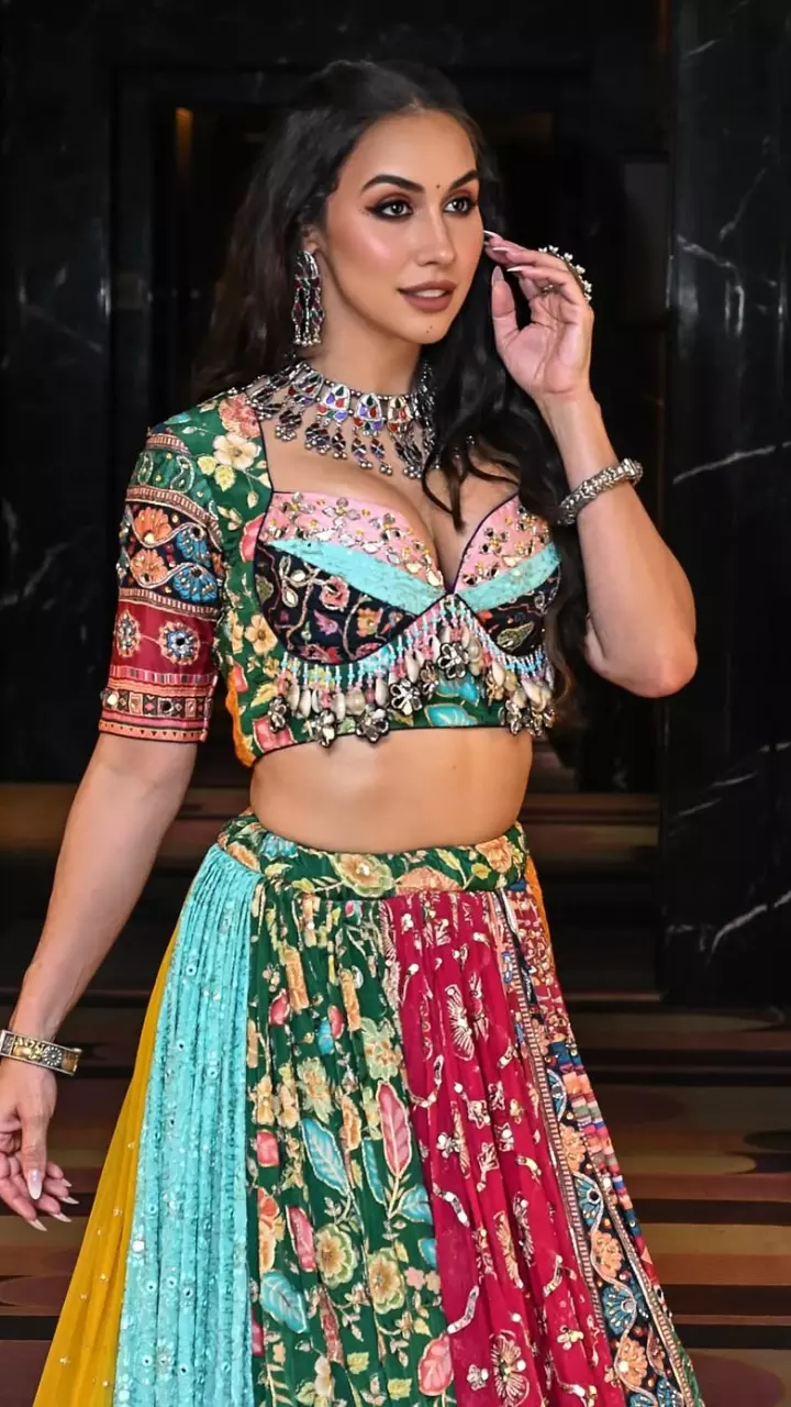 लॉरेन गॉटलिब लहंगे में नजर आई